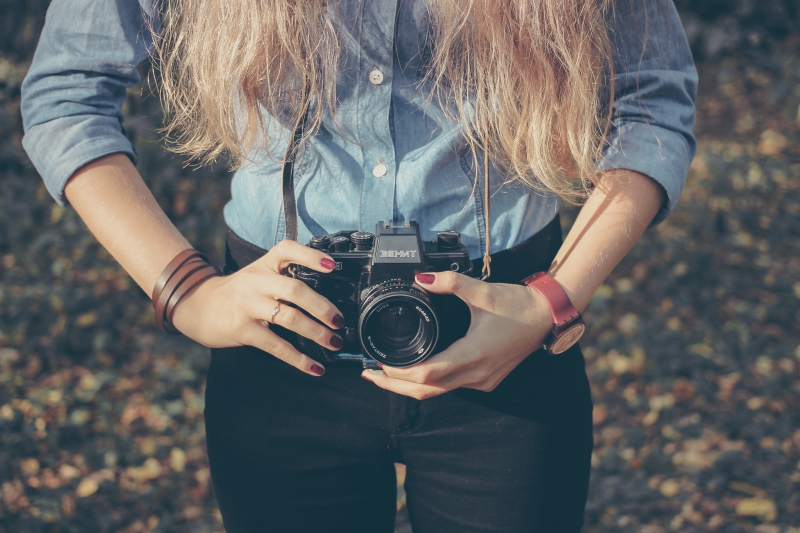 photographe-TOURRETTE LEVENS-min_hand-person-girl-woman-camera-photography-614-pxhere.com